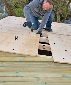 Tagkrydsfinerplader til skur skrues fast Tagkrydsfinerplader til skur saves til og skrues fast